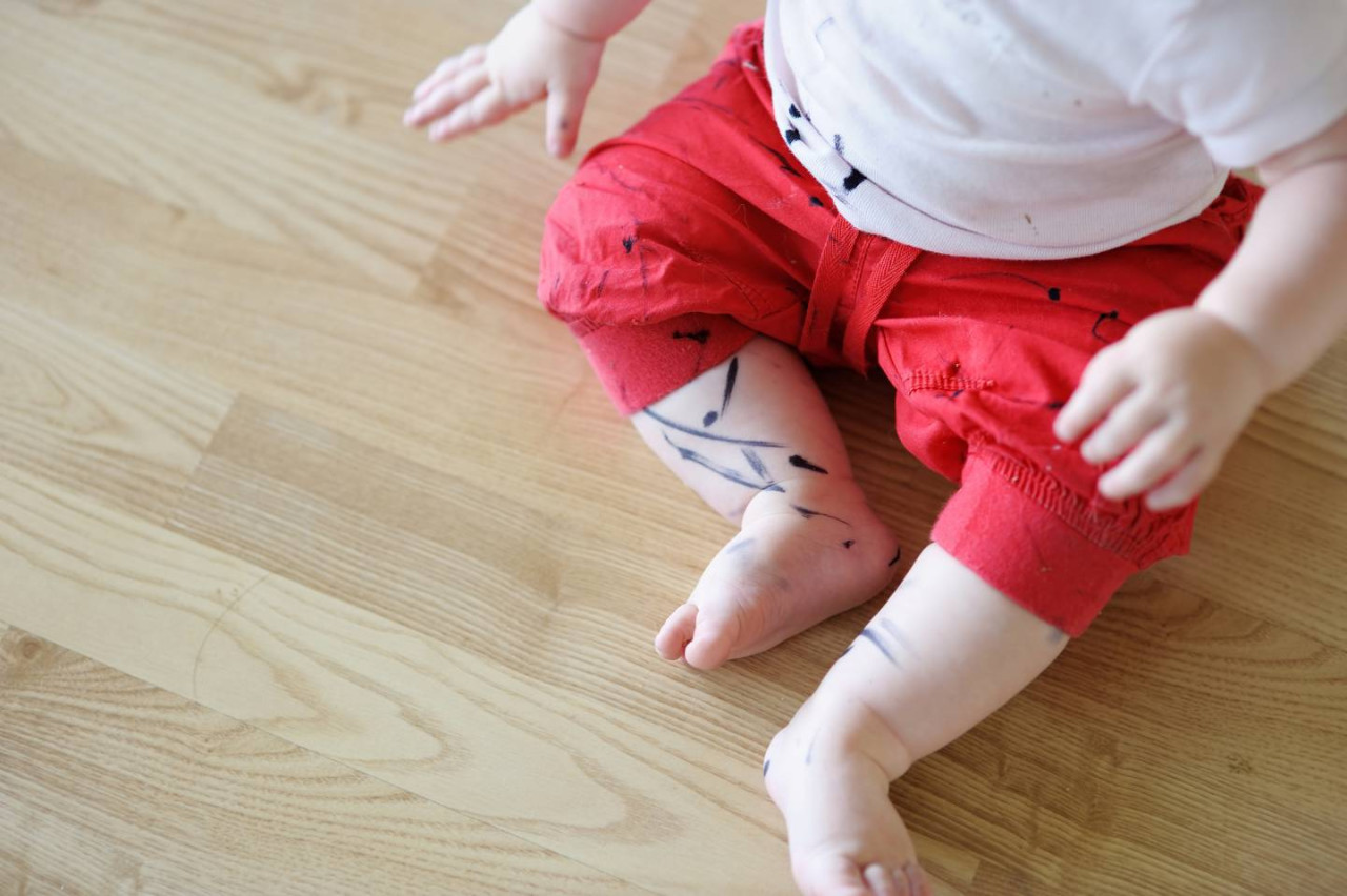 Bebé con manchas de tinta