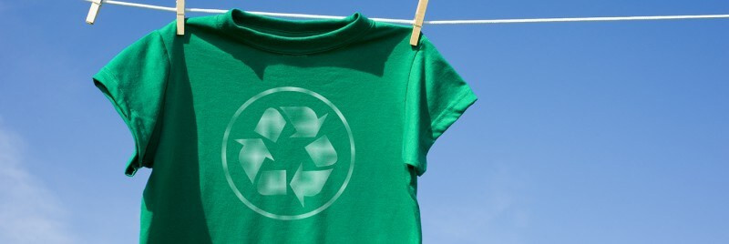 Camiseta verde en la línea de lavado