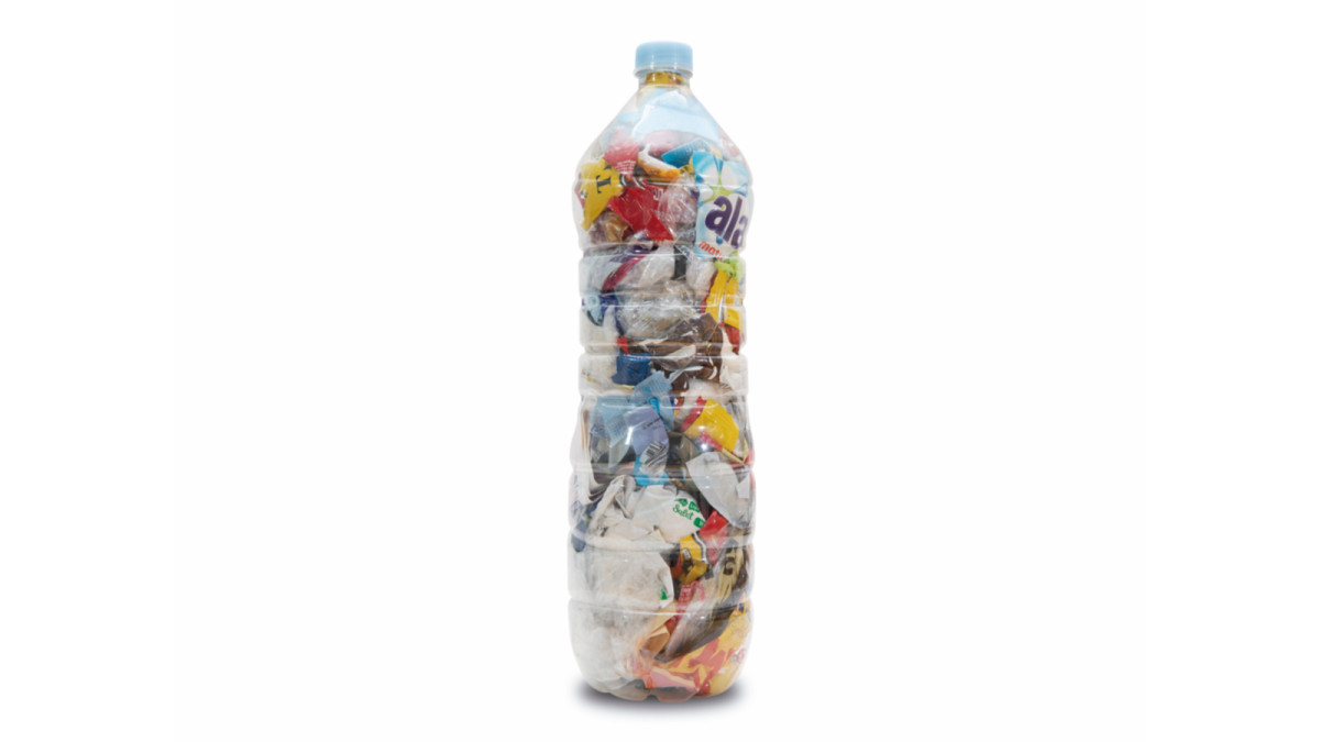 Una botella de plástico de un solo uso.